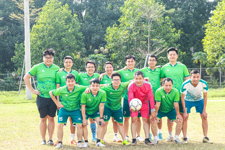 A group of men in green uniforms posing for a picture

Description automatically generated